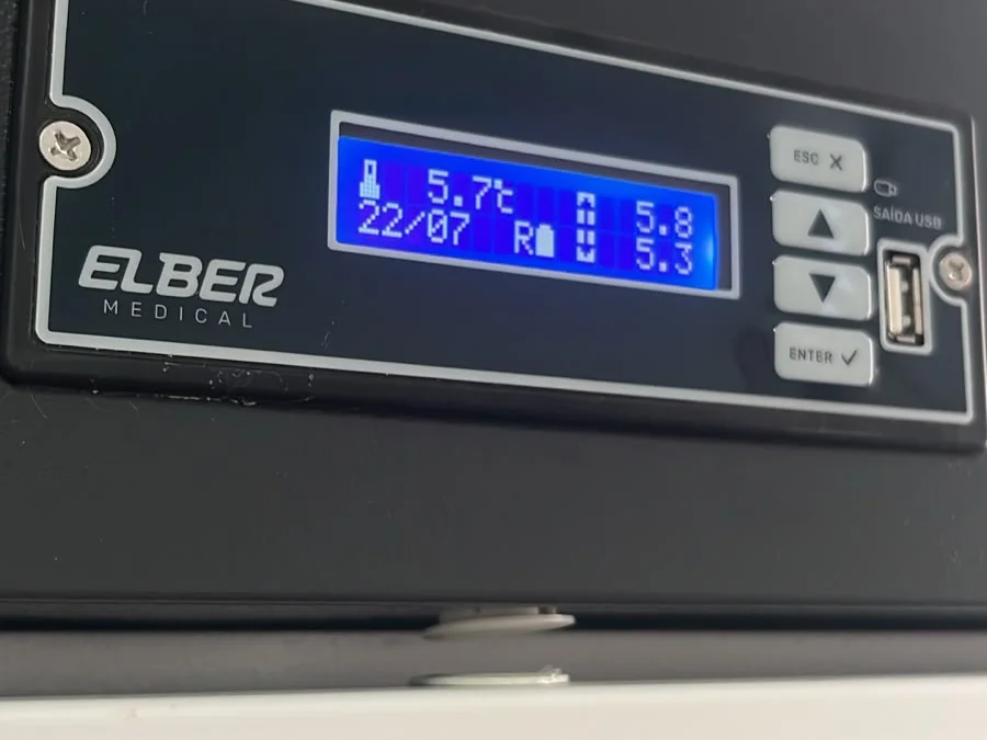 Visor digital da câmara de conservação da Premium Vacinas marcando 5,7 graus, com registro de temperatura mínima e máxima