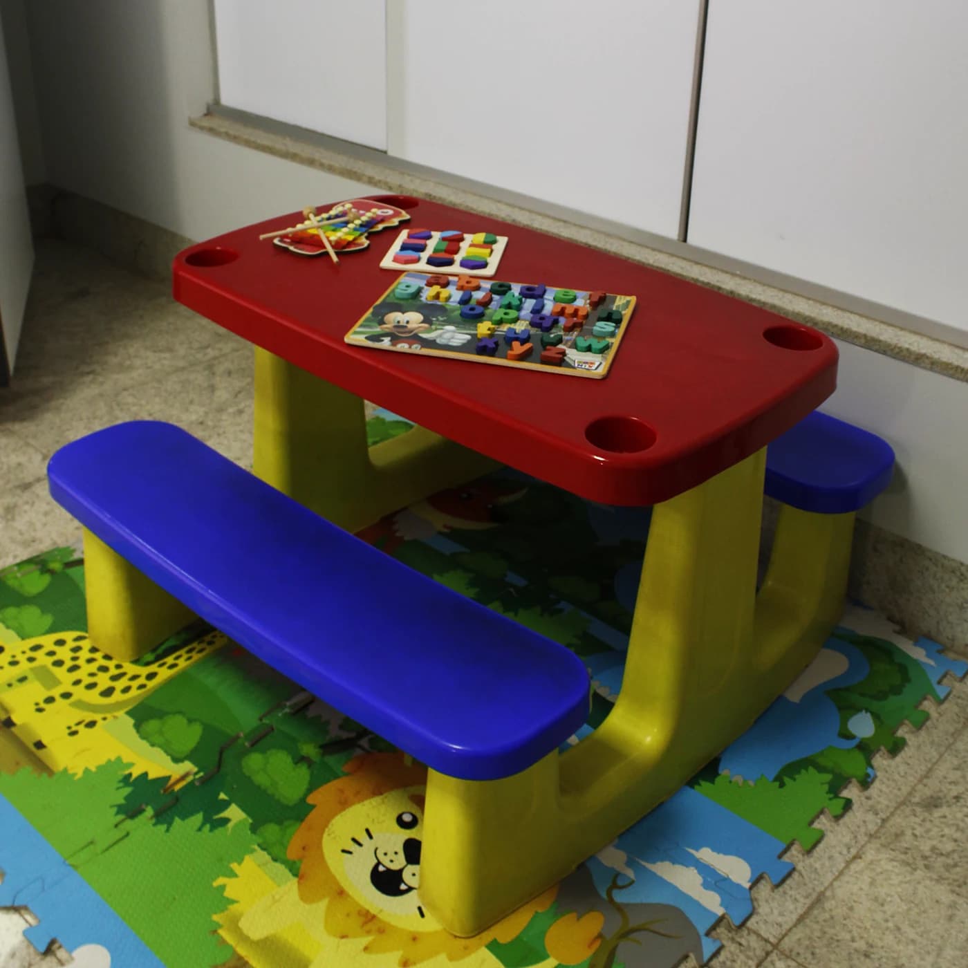 Mesinha infantil colorida com brinquedos, dentro da sala de vacinação
