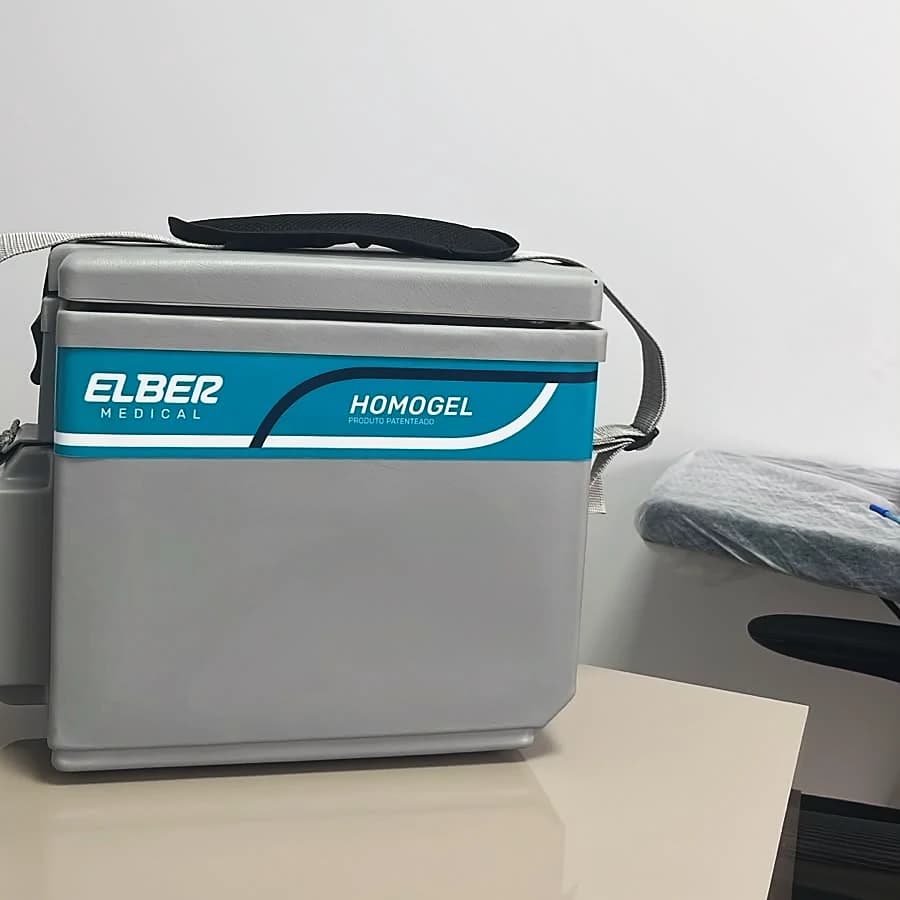 Caixa térmica ativa usada na vacinação a domicílio