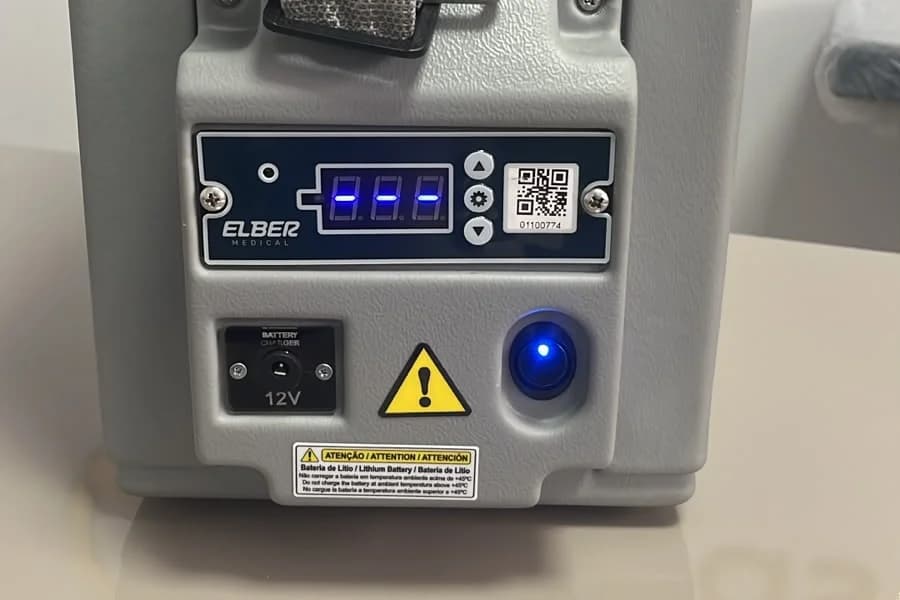 Painel da caixa térmica ativa Elber Medical HOMOGEL usada no transporte das vacinas, com visor digital e QR code do aplicativo